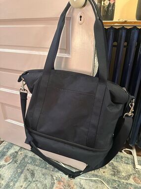 Lo & Sons Navy Catalina Tote with Adjustable Strap